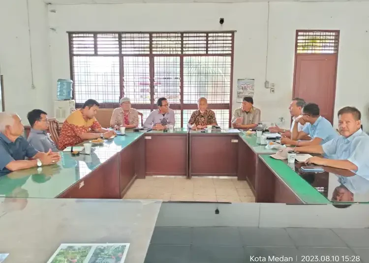 Foto: Kepala KPPU Kantor Wilayah I Medan Ridho Pamungkas didampingi Kepala Bidang Kajian Advokasi Shobi Kurnia melakukan diskusi dengan Persatuan Pengusaha Penggilingan Beras dan Padi (Perpadi) Sumatera Utara (Sumut).(Dok:KPPU Kanwil I)