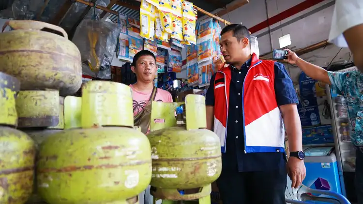 Foto: Pertamina Patra Niaga memberikan apresiasi kepada Polda Sumatera Utara (Sumut) yang berhasil mengungkap BBM ilegal dan pengoplos LPG 3 kg.(Dok: Pertamina Sumbagut)