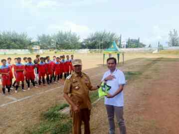 Foto: Peduli di bidang pendidikan dalam rangka pembinaan olahraga di Kota Lhokseumawe, PT Perta Arun Gas (PAG) menyerahkan bantuan pakaian olahraga kepada SMA Negeri 7 .(Ist)