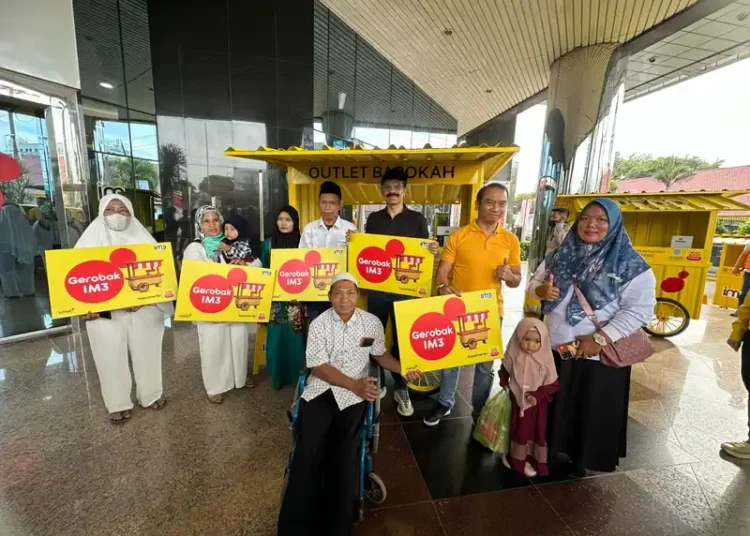 Foto: Indosat Ooredoo Hutchison (Indosat) Region Sumatera menyalurkan bantuan berupa mobile Outlet Barokah IM3 kepada warga masyarakat Medan, Selasa (15/08/2023).(Ist)