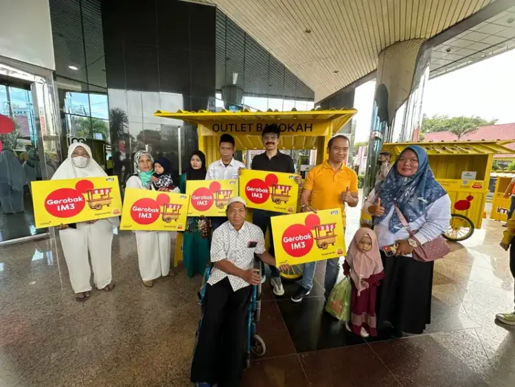 Foto: Indosat Ooredoo Hutchison (Indosat) Region Sumatera menyalurkan bantuan berupa mobile Outlet Barokah IM3 kepada warga masyarakat Medan, Selasa (15/08/2023).(Ist)