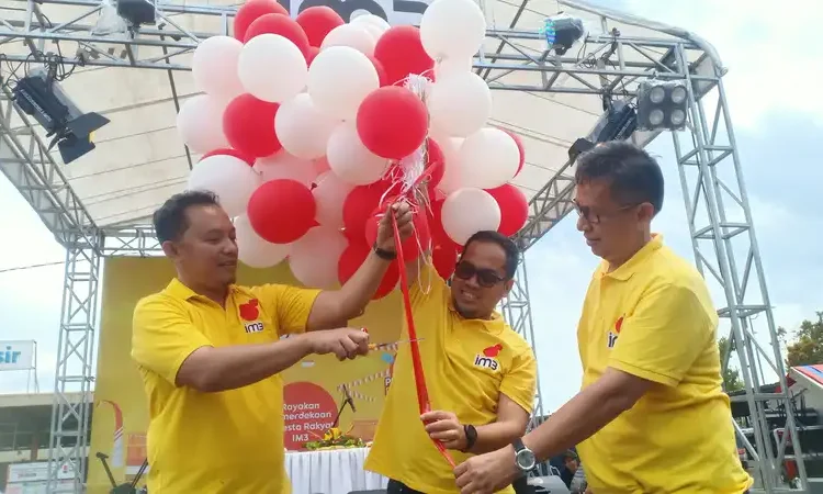 Foto: Pelepasan balon ke udara dan pemotongan nasi tumpeng menandai pembukaan “Pesta Rakyat IM3” sebagai kelanjutan rangkaian kampanye “Rayakan Kemerdekaanmu dengan Freedom Internet”  di Medan, Sabtu (19/08/2023).(seputarsumut/Asiong)