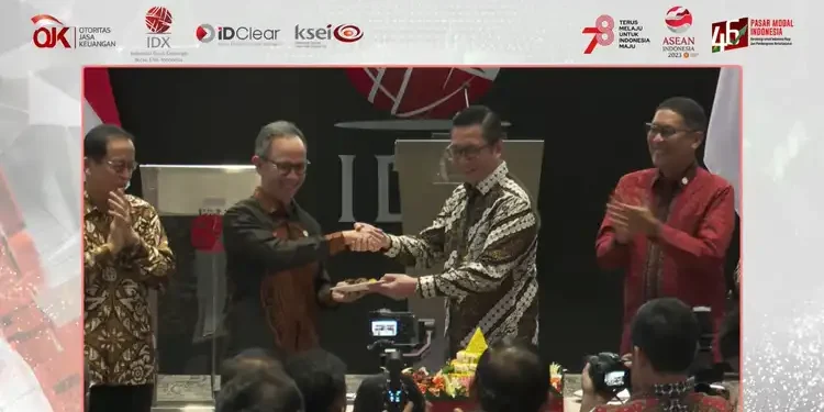OJK bersama SRO yang terdiri dari PT Bursa Efek Indonesia (BEI), PT Kliring Penjaminan Efek Indonesia (KPEI), dan PT Kustodian Sentral Efek Indonesia (KSEI), memperingati 46 Tahun Diaktifkannya Kembali Pasar Modal Indonesia, Kamis (10/08/2023).(Ist)