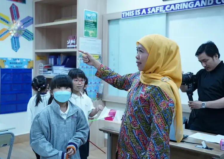 Foto: Gubernur Provinsi Jawa Timur Khofifah Indar Parawansa melakukan School Tour melihat secara langsung aktivitas para siswa yang belajar dengan menggunakan metode pembelajaran STEAM (Science, Technology, Engineering, Arts, and Mathematics) di Sampoerna Academy Surabaya Grand Pakuwon Campus.(Dok:Sampoerna Academy)