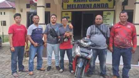 Polisi menangkap IR karena mencuri 300 ekor ayam.