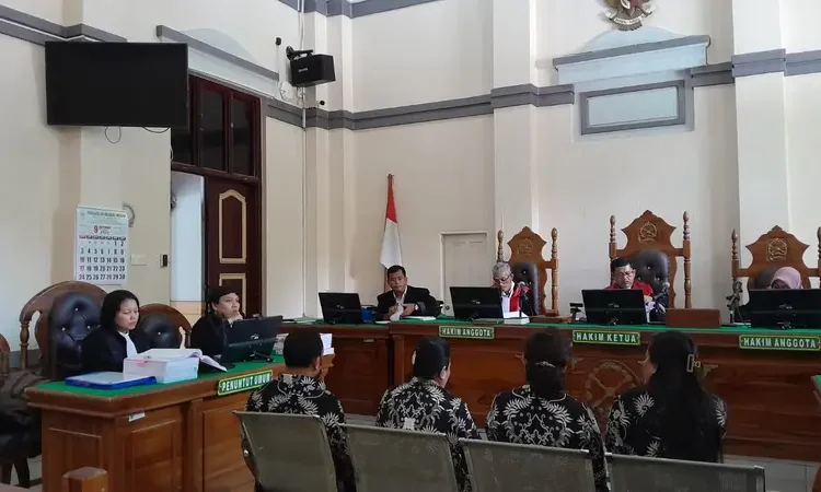 Foto: Sidang Korupsi Dana Bos SMK Pencawan, Empat Guru Dihadirkan Bersaksi