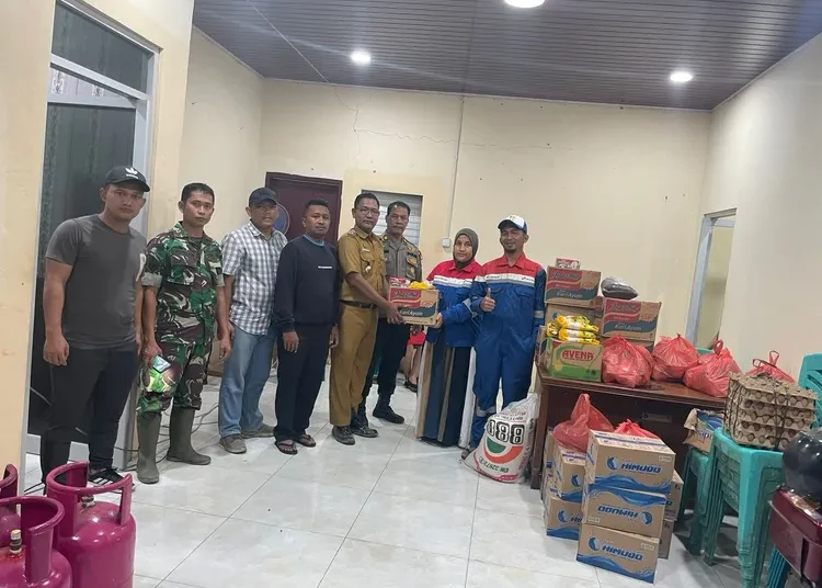 Foto: Pertamina Patra Niaga Sumbagut memberikan bantuan sembako ke dapur umum yang terletak di Kantor Kelurahan Belawan.(Dok:Pertamina Sumbagut)