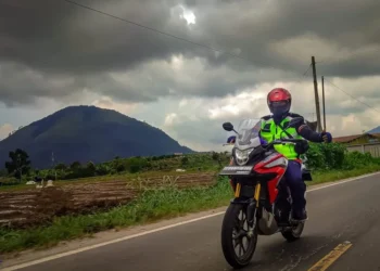 Tips #cari_aman saat Melintasi Rel Kereta Api