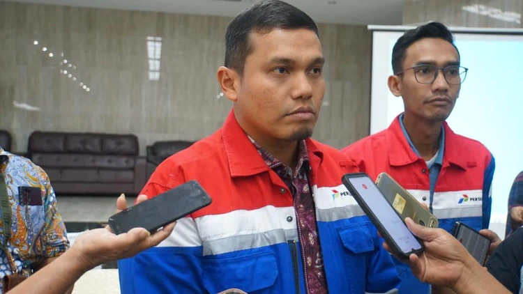 Foto: Eksekutif General Manajer PT Pertamina Patra Niaga Regional Sumbagut, Freddy Anwar, mengapresiasi Direktorat (Dit) Reskrimum Polda Sumut dan Polres Pelabuhan Belawan atas penangkapan pelaku pencurian pipa saluran BBM di Kecamatan Medan Belawan.(Ist)