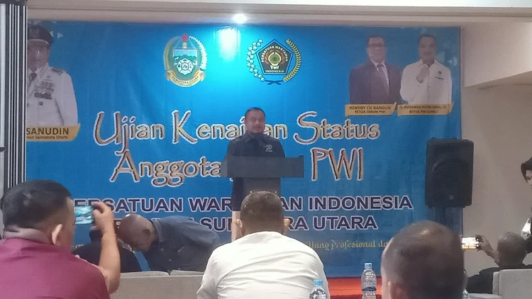 Foto: Ketua PWI Sumut Farianda Putra Sinik memberikan kata sambutan pada kegiatan Ujian Kenaikan Status Anggota Biasa PWI", Kamis (09/11/2023) di Hotel Swiss-Belinn, Jalan Gajah Mada Medan.(seputarsumut/Asiong)