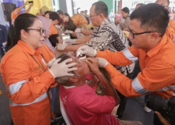 Wakil Presiden Direktur PT Agincourt Resources, Ruli Tanio secara simbolis menutup rangkaian Operasi Katarak Gratis 2023, ditandai dengan membuka perban dan meneteskan obat mata kepada pasien yang telah menjalani operasi katarak beberapa minggu lalu.(Dok:PTAR)