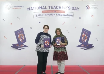 Berkontribusi bagi pendidikan di Indonesia sekaligus Hari Guru Nasional, Sampoerna Academy menghadirkan terobosan peluncuran buku ‘Teach Through Fascination’ karya Adelina Holmes, Principal of Sampoena Academy Surabaya Pakuwon Indah Campus.(Dok:Sampoerna Academy)