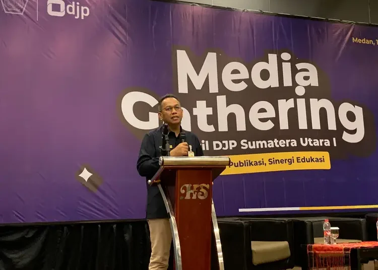 Foto: Kepala Kanwil DJP Sumut I Arridel Mindra menyampaikan sambutan pada kegiatan media gathering Kanwil DJP Sumut I di Santika Premiere Dyandra Hotel (Selasa, 19/12).(Dok:seputarsumut/Asiong)