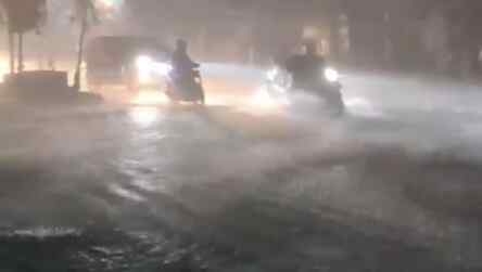 Jalan Setia Budi, Tanjung Sari, Medan terendam banjir.