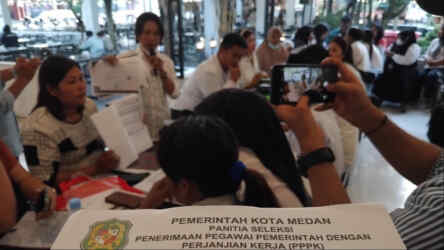 Foto: Ratusan guru yang tergabung dalam Forum Guru Status P Kota Medan menuntut agar pemerintah segera merealisasikan janji pengangkatan pegawai pemerintah.