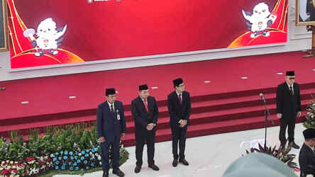 Foto: Sebanyak 100 anggota KPU dari 20 Kabupaten/Kota di lima Provinsi dilantik oleh KPU RI.