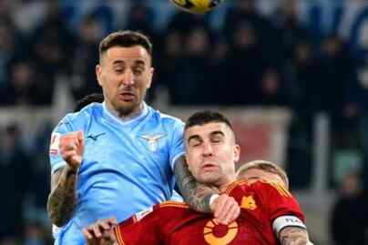 Foto: Pemain Lazio berebot bola dengan pemain AS Roma pada laga perempat final Coppa Italia 2023/2024 di Stadio Olimpico, Kamis (11/1/2024).
