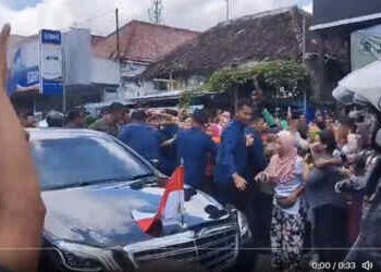 Viral! Jokowi Dihadang, Ada Spanduk ‘Kami Sudah Pintar Kami Pilih Ganjar’