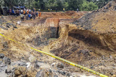Foto: Warga mengamati lokasi tambang batu bara ilegal yang mengalami longsor di Desa Tanjung Lalang, Kecamatan Tanjung Agung, Kabupaten Muara Enim, Kamis (22/10/2020). Sebanyak 11 orang pekerja tambang batu bara ilegal meninggal dunia akibat tertimbun longsor pada Rabu (21/10). ANTARA FOTO/Sabang Dipa/Lmo/nz