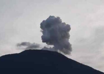 Berdentum dan Bergemuruh, Gunung Marapi Kembali Erupsi