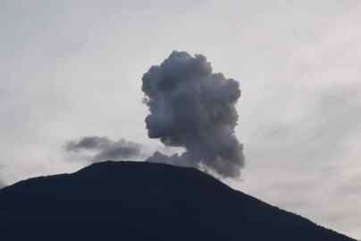 Foto: Gunung Marapi di Sumatera Barat kembali erupsi dengan mengeluarkan dentuman dan gemuruh pada Sabtu (6/1/2024) malam.