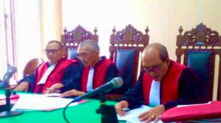Foto: Hakim Ketua Abdul Hadi Nasution (kanan) membacakan amar putusan di Pengadilan Negeri Medan, Sumatera Utara, Rabu (17/1/2024).
