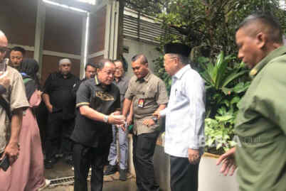 Foto: Mantan Wapres Jusuf Kalla usai melayat Rizal Ramli.