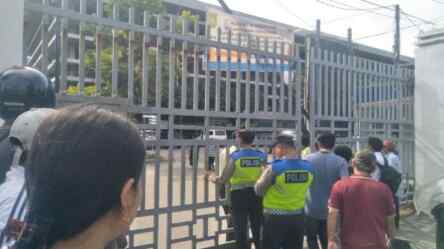 Foto: Sempat terjadi tawuran antar mahasiswa, suasana depan pagar Kampus UHN Jalan Sutomo Medan pun dijaga polisi.