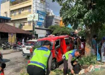 Tabrak Pohon, Angkot di Jalan Djamin Ginting Terbalik