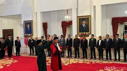 Foto: Arsul Sani dilantik jadi hakim MK.