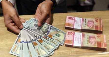Foto: Nilai tukar rupiah dibuka melemah ke level Rp15.617 per dolar AS pada Jumat (19/1) pagi.