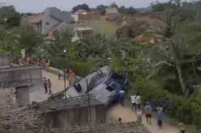 Foto: Kecelakaan bus di tol