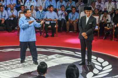 Foto: Capres Nomor Urut 2 Prabowo Subianto melakukan gimik 'joget gemoy' saat berdebat.