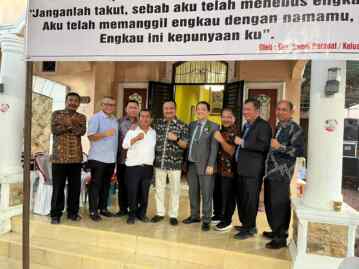 Foto: Gandi Parapat dan keluarga diabadikan bersama Ketua PWI Sumut Farianda Putra Sinik yang datang ke kediaman Gandi, dalam rangka syukuran Tahun Baru 2024, Minggu (21/01/2024).