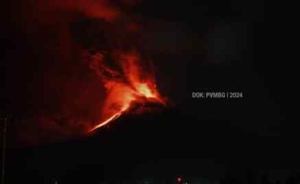 Foto: Gunung Lewotobi Laki-Laki Meletus