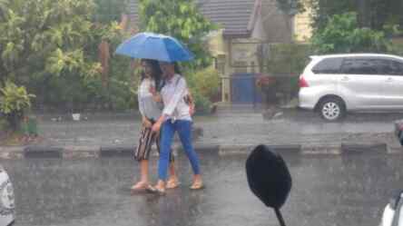 Foto: Hujan turun di Medan.