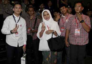 Foto: Salam dua jari Iriana Jokowi.