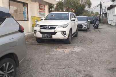 Foto: Jalan Ade Irma Suryani di Medan rusak.
