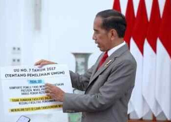 Bawa Kertas Besar, Jokowi Tunjukkan Aturan Presiden Boleh Kampanye