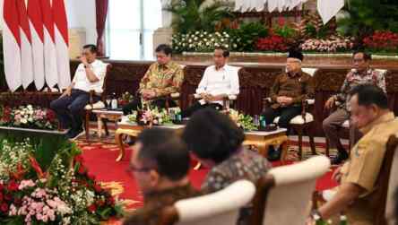 Foto: Presiden Jokowi saat menggelar rapat kabinet di Istana.