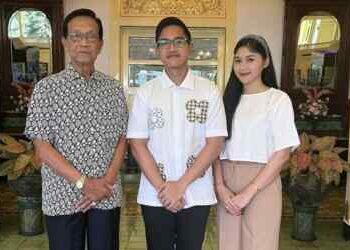 Jadi Sorotan! Foto dengan Kaesang, Sultan HB X Malah Pose Tiga Jari