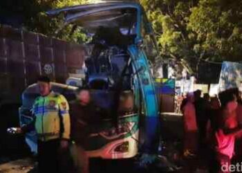Bus Tabrak Truk, 4 Orang Tewas