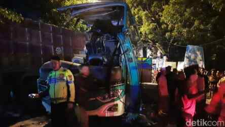 Foto: Kecelakaan bus tabrak truk di Gresik.