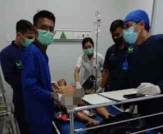 Foto: Korban kritis saat mendapatkan perawatan medis.