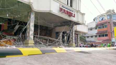 Foto: Rumah Makan Famili dan Hotel Ibunda, dua hotel lainnya dan satu unit showroom mobil yang berdekatan porak-poranda.