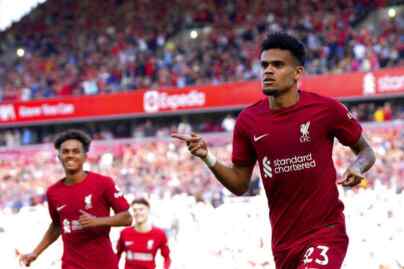 Foto: Pesepak bola Liverpool Luis Diaz mencoba melewati pemain Huddersfield dalam laga Piala FA Senin (21/10/2023).