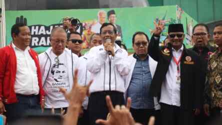 Foto: Calon wakil presiden nomor urut 3, Mahfud MD menggelar kampanye akbar di Lapangan Astaka, Jalan Pancing, Deli Serdang, Sumatera Utara (Sumut), Minggu (28/1/2024).