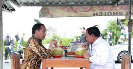 Foto: Makan bakso bareng