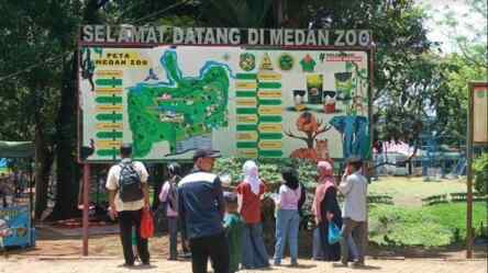 Foto: Pengunjung di Medan Zoo.