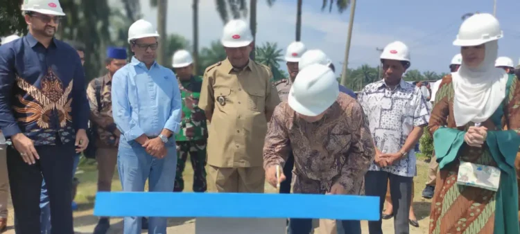 Foto: menandatangani prasasti